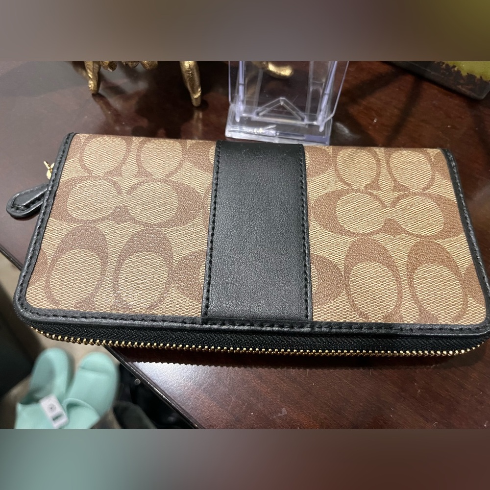 Coach Signature Zip Wsllet - Picture 5 of 5